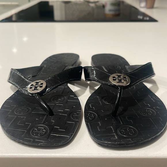 TORY BURCH (EUC) Women’s Black Patent Look Thong Sandals With Silver Logo Size 7 - Picture 9 of 11